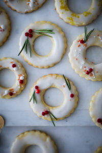 Zitronen Ausstechplätzchen Rezept weihnachtsplätzchen weihnachtskekse weihnachtsgebäck weihnachtsbäckerei german christmas cookies lemon butter cookies zuckerzimtundliebe bakefeed feedfeed einfache weihnachtskekse foodstyling