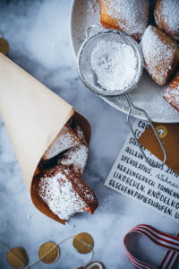 Schmalzkuchen Rezept wie vom Weihnachtsmarkt einfaches Schmalgebäck Weihnachtsrezept Weihnachtsbäckerei Adventsgebäck Hefeteig Siedegebäck zuckerzimtundliebe backblog foodblog bakefeed feedfeed