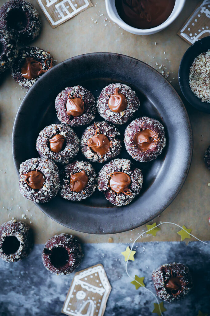 Haselnuss Schoko Engelsaugen Weihnachtsplätzchen Rezept mit Nougatfüllung chocolate thumbprint cookies gefüllte weihnachtsplätzchen weihnachtsrezepte weihnachtskekse foodstyling bakefeed feedfeed german baking deutscher foodblog