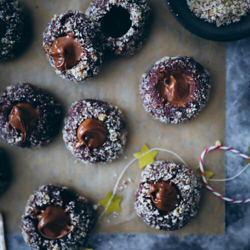 Haselnuss Schoko Engelsaugen Weihnachtsplätzchen Rezept mit Nougatfüllung chocolate thumbprint cookies gefüllte weihnachtsplätzchen weihnachtsrezepte weihnachtskekse foodstyling bakefeed feedfeed german baking deutscher foodblog