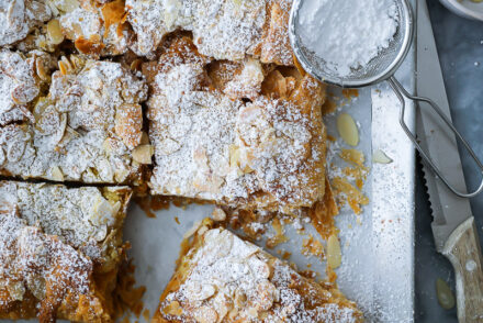 Riesiges Mandelcroissant vom Blech Rezept - ein einfaches Blätterteigrezept mit Mandel-Frangipanecreme Füllung giant almond croissant blätterteig rezepte backblog bakefeed zuckerzimtundliebe feedfeed puff pastry recipes frühstücksrezepte ideen für brunch