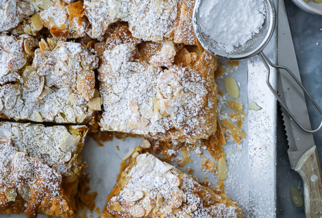 Riesiges Mandelcroissant vom Blech Rezept - ein einfaches Blätterteigrezept mit Mandel-Frangipanecreme Füllung giant almond croissant blätterteig rezepte backblog bakefeed zuckerzimtundliebe feedfeed puff pastry recipes frühstücksrezepte ideen für brunch