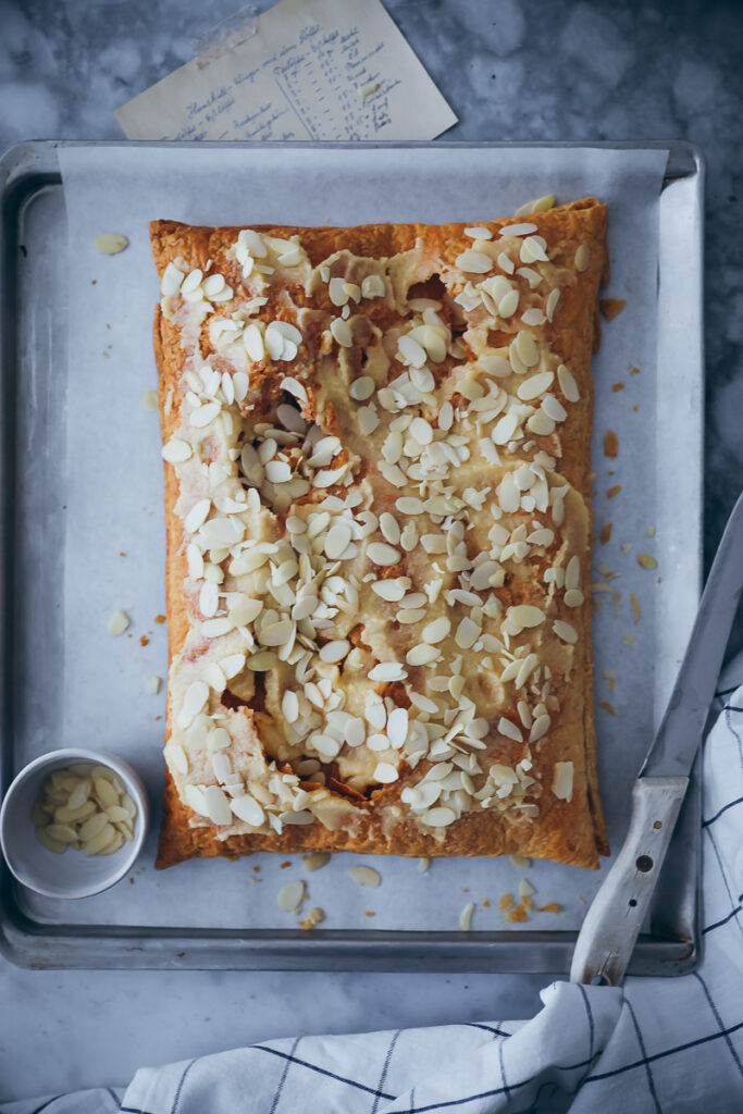 Riesiges Mandelcroissant vom Blech Rezept - ein einfaches Blätterteigrezept mit Mandel-Frangipanecreme Füllung giant almond croissant blätterteig rezepte backblog bakefeed zuckerzimtundliebe feedfeed puff pastry recipes frühstücksrezepte ideen für brunch