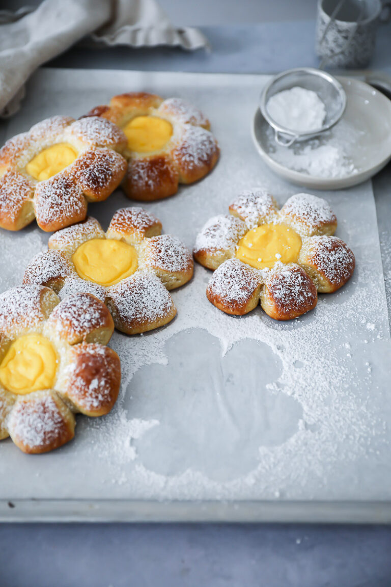 Softes Puddingtaler Rezept im Blumenformat mit Hefeteig