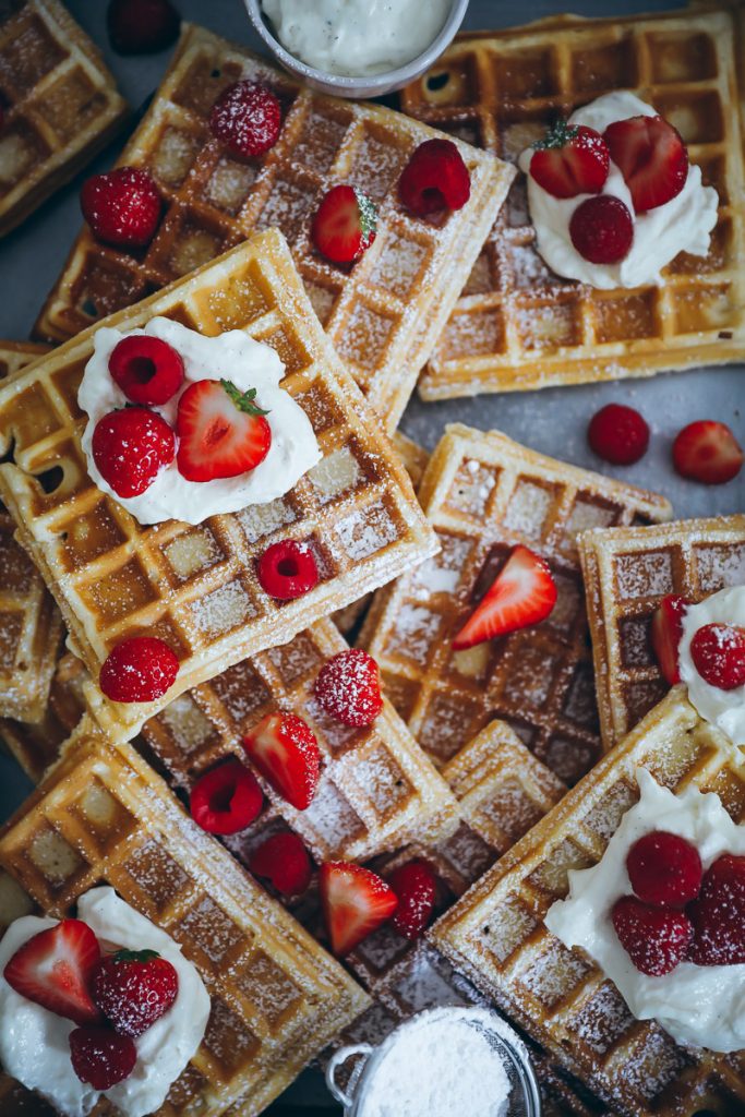 rezept belgische dicke waffeln mit erdbeeren und mascarpone