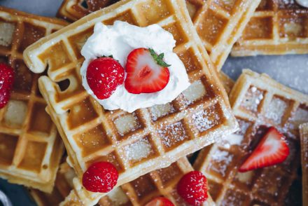 Belgische knusprige dicke Waffeln mit Erdbeeren und Mascarpone Creme - ein Rezept strawberry waffles belgian waffles recipe waffeln ohne hefe zuckerzimtundliebe backblog einfaches bestes waffelrezept