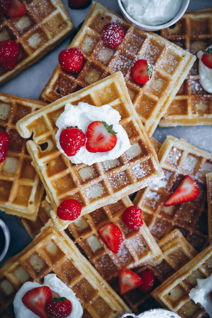 rezept belgische dicke waffeln mit erdbeeren und mascarpone