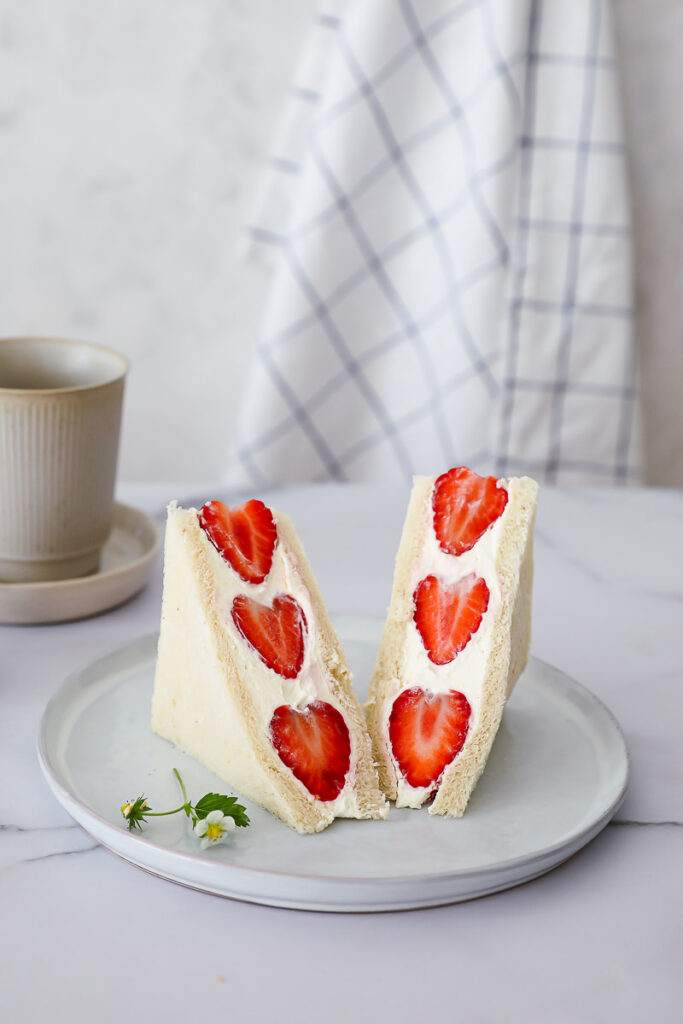 fruit Sando rezept obstsandwich erdbeer sandwich sahne mascarpone füllung erdbeerrezepte strawberry sando recipe feedfeed food52 nytcooking japanische rezepte