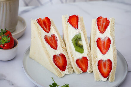 fruit Sando rezept obstsandwich erdbeer sandwich sahne mascarpone füllung erdbeerrezepte strawberry sando recipe feedfeed food52 nytcooking japanische rezepte
