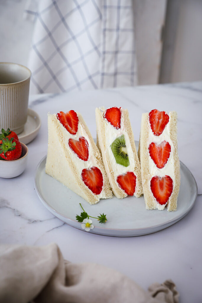 fruit Sando rezept obstsandwich erdbeer sandwich sahne mascarpone füllung erdbeerrezepte strawberry sando recipe feedfeed food52 nytcooking japanische rezepte