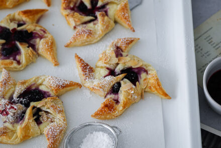 Einfache Blaubeer Cheesecake Blätterteig Windräder Blätterteigrezepte puff pastry windmill blaubeer rezepte heidelbeer cheesecake danish recipe zuckerzimtundliebe backblog foodblog