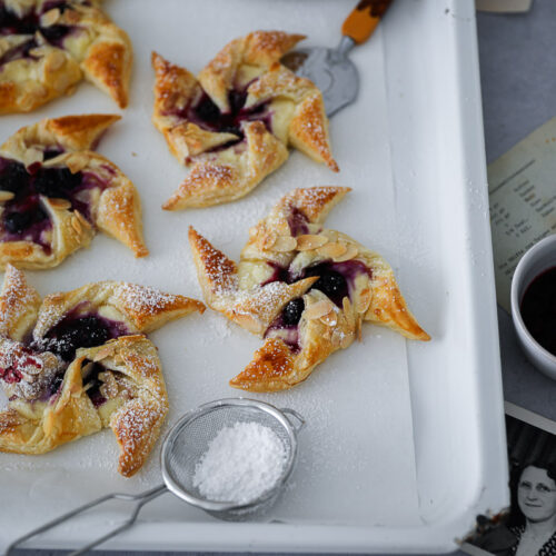 Einfache Blaubeer Cheesecake Blätterteig Windräder Blätterteigrezepte puff pastry windmill blaubeer rezepte heidelbeer cheesecake danish recipe zuckerzimtundliebe backblog foodblog