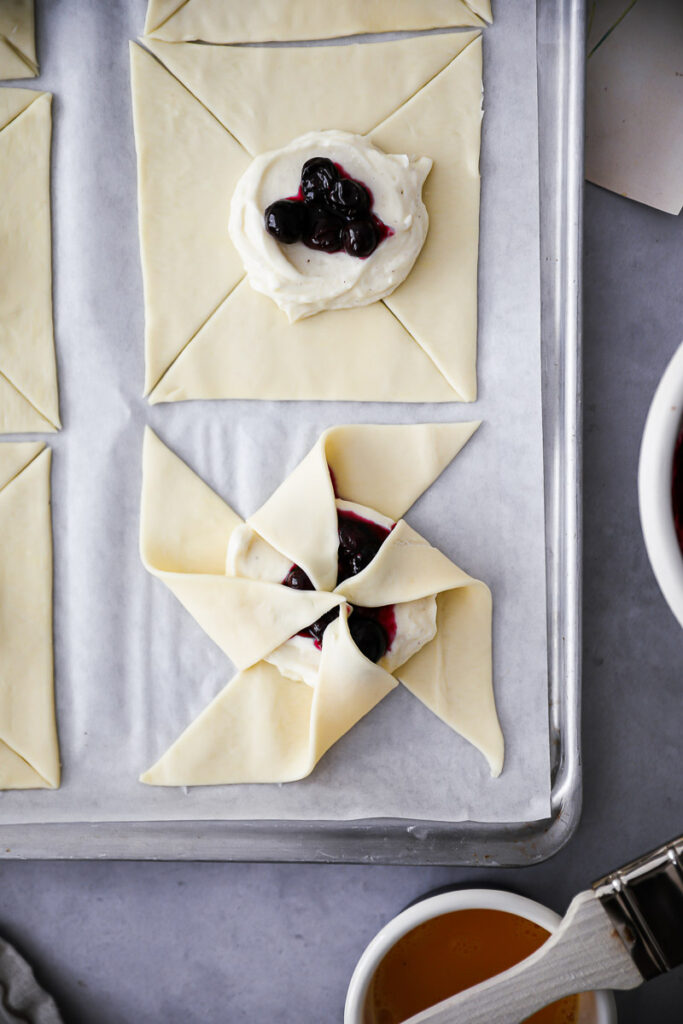 Einfache Blaubeer Cheesecake Blätterteig Windräder Blätterteigrezepte puff pastry windmill blaubeer rezepte heidelbeer cheesecake danish recipe zuckerzimtundliebe backblog foodblog