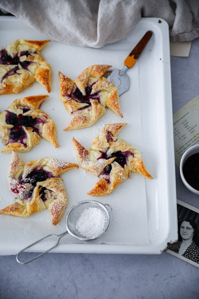 Einfache Blaubeer Cheesecake Blätterteig Windräder Blätterteigrezepte puff pastry windmill blaubeer rezepte heidelbeer cheesecake danish recipe zuckerzimtundliebe backblog foodblog