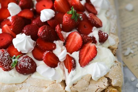 Eton Mess Erdbeer Baiserkuchen Rezept brita kake brita cake meringue cake strawberry cake erdbeerkuchen rezepte erdbeerrezept zuckerzimtundliebe bakefeed food photography foodstyling