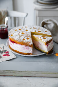 Kirsch Käse-Sahne-Torte Rezept german baking german cake german cheesecake käsekuchen tortenrezept biskuit cherry cake kirschkuchen bakefeed feedfeed zuckerzimtundliebe