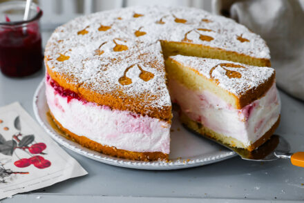 Kirsch Käse-Sahne-Torte Rezept german baking german cake german cheesecake käsekuchen tortenrezept biskuit cherry cake kirschkuchen bakefeed feedfeed zuckerzimtundliebe