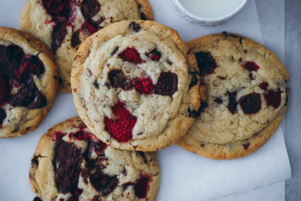 Himbeer Chocolate Chip cookies rezept raspberry chocolate chip cookies keksrezept zuckerzimtundliebe backen einfache plätzchen bakefeed