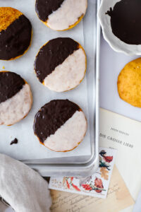 Pumpkin spice amerikaner rezept kürbiskuchen pumpkin black and white cookies zimtglasur backrezept kürbisrezepte fall baking zuckerzimtundliebe bakefeed