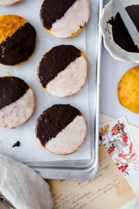 Pumpkin spice amerikaner rezept kürbiskuchen pumpkin black and white cookies zimtglasur backrezept kürbisrezepte fall baking zuckerzimtundliebe bakefeed