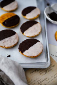 Pumpkin spice amerikaner rezept kürbiskuchen pumpkin black and white cookies zimtglasur backrezept kürbisrezepte fall baking zuckerzimtundliebe bakefeed