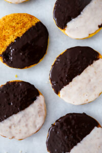 Pumpkin spice amerikaner rezept kürbiskuchen pumpkin black and white cookies zimtglasur backrezept kürbisrezepte fall baking zuckerzimtundliebe bakefeed