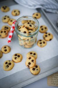 Mini Chocolate Chip Cookies Rezept schokokekse keksrezept cookie bites zuckerzimtundliebe bakefeed backen backrezept