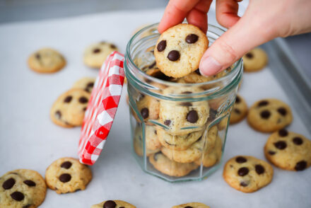 Mini Chocolate Chip Cookies Rezept schokokekse keksrezept cookie bites zuckerzimtundliebe bakefeed backen backrezept