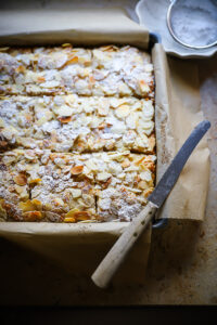 Almond Croissant Blondies - Rezept